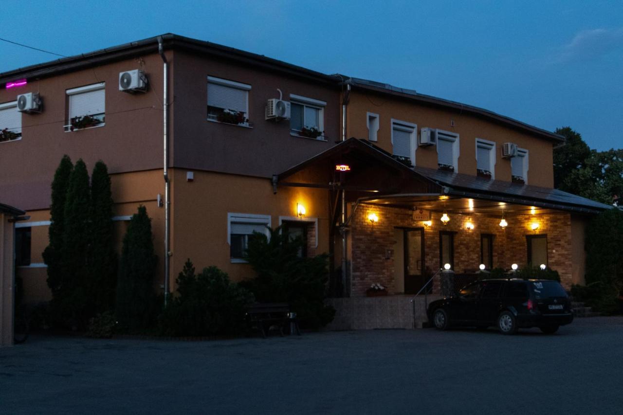 Hotel Tranzit Odorheiu Secuiesc Esterno foto